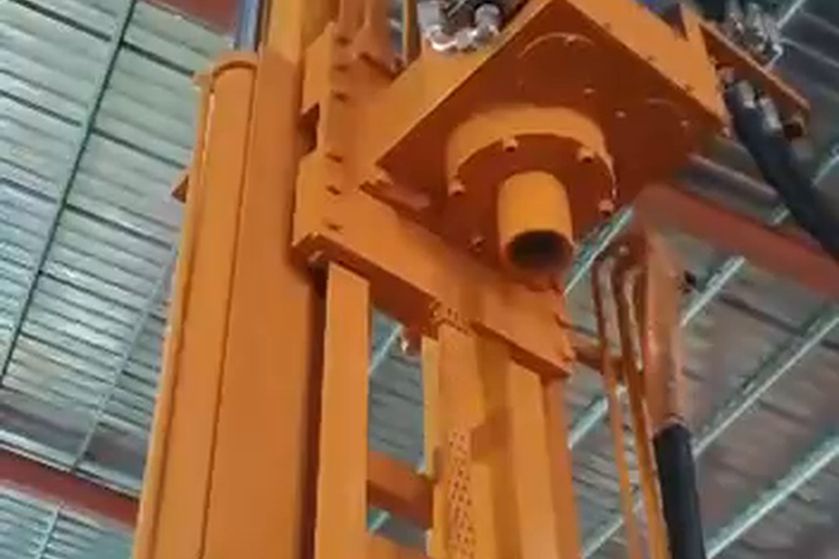 Detalle de torre y componentes del equipo de perforación